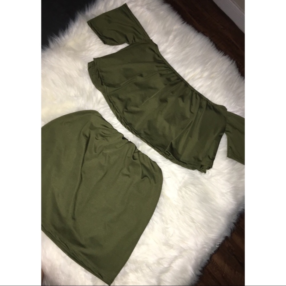 Two piece set - Picture 2 of 2